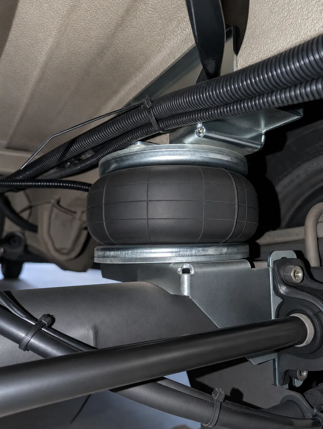 Air suspension fitted on a van rear axle